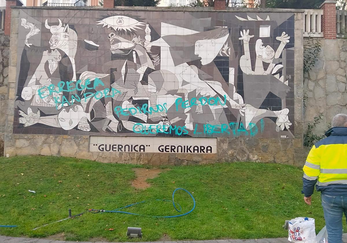 Vandalizan el mural del Guernica horas antes de los actos institucionales